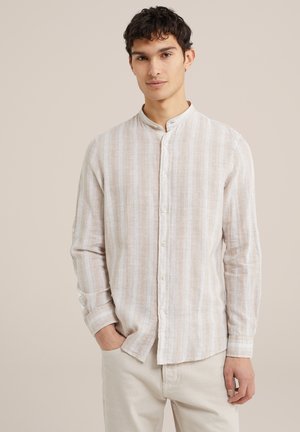 Camisa ligera de rayas en tonos crema y marrón suave. Presenta un cuello mao, botones en la parte frontal y mangas largas. Tejido texturizado y transpirable.