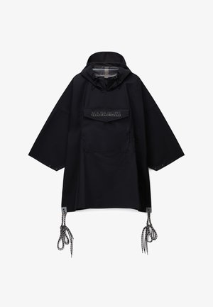 Czarna, oversize, przeciwdeszczowa peleryna z kapturem, przednią kieszenią na zamek, logo Napapijri oraz regulowanymi sznurkami przy dolnym brzegu i kapturze.