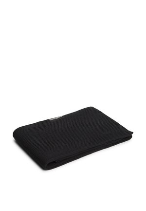 Schwarzer gerippter Strickschal, flach gefaltet, mit einem kleinen weißen "Tommy Jeans"-Etikett nahe am Rand auf weißem Hintergrund.