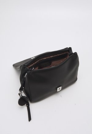 Schwarze Leder-Handgelenktasche mit offenem Reißverschluss oben, zeigt braunes gemustertes Innenfutter und befestigte dekorative schwarze Quasten.