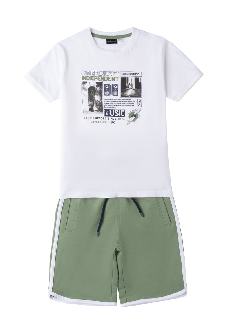 Weißes Baumwoll-T-Shirt mit grafischem Druck und Text, kombiniert mit grünen Shorts mit Gummizug und weißen seitlichen Streifen.