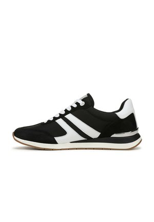 Chaussure de sport noir et blanc avec une tige en daim et tissu, trois bandes blanches, une semelle rembourrée et une semelle extérieure en caoutchouc noir.