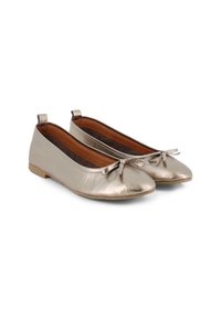 Bailarinas metálicas doradas con punta redondeada y detalle de pequeño lazo. Material exterior suave con un interior marrón en contraste y suela plana.