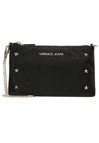 Pochette noire pailletée avec des accents d'étoiles argentées, une bandoulière chaîne et un logo avant indiquant "Versace Jeans".