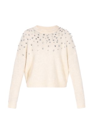 Kremowy sweter wykonany z miękkiego materiału, o luźnym kroju, zaokrąglonym dekolcie i zdobiony srebrnymi cyrkoniami na ramionach.
