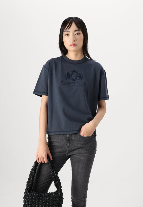 NEAT VARSITY - Basic T-shirt - military denim2