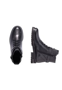 Zwarte leren enkellaarzen met een afgeronde neus, veters aan de voorkant, een ritssluiting aan de zijkant en textuurelementen op de hak. Dikke rubberen zool.