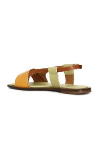 Sandalo con una fascia per le dita in pelle gialla, fasce laterali di un verde chiaro e dettagli marroni. Suola piatta con un design minimalista. Soletta texturizzata.