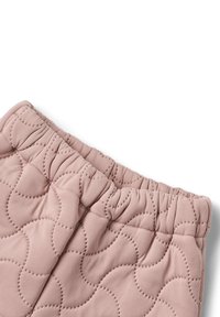 Rutmönstrad rosa tyg med en vågig design, försedd med resår i midjan. Texturen är mjuk med synliga sömmar och en slät yta.