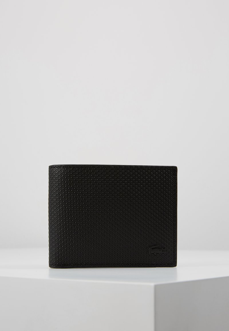 Μαύρο δερμάτινο πορτοφόλι με υφή, που διαθέτει βιο-διπλωτό σχέδιο και ένα μικρό ανάγλυφο λογότυπο στην κάτω δεξιά γωνία.