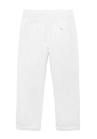 Pantalon en coton blanc avec une coupe décontractée, doté de deux poches à l'arrière et d'une ceinture pour le confort. Texture douce et design décontracté.