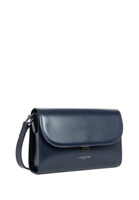 Sac en cuir marin à porter en bandoulière avec une fermeture à rabat, texture lisse, marquage discret et une bandoulière amovible pour plus de polyvalence.