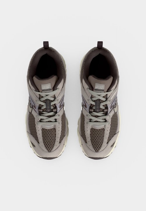 Nike AIR MAX MOTO 2K UNISEX - Trainers - college grey/light iron ore/dark violet ore/taupe haze/pale ivory — foto 5