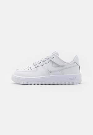 Bijele kožne tenisice s gumenim potplatom, okruglim vrhom, vezanjem i bočnim swoosh logom. Imaju perforacije za ventilaciju i podstavljeni ovratnik.