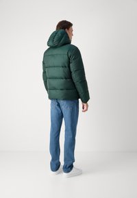 Calvin Klein HOODED QUILT PUFFER - Zimná bunda - midnight forest