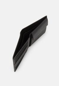 Zwart leren portemonnee met meerdere kaartsleuven, een bifold-ontwerp, een soepele textuur en een subtiel merklogo in de zijkant geperst.