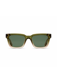Lunettes de soleil carrées teintées de vert avec des montures à dégradé translucide vert et rose. Elles présentent des branches larges et une finition lisse.
