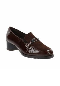 Mocasines de mujer en marrón oscuro con tacón bajo, lados de cuero brillante, parte superior de ante y hebilla decorativa de metal plateado en la parte superior.