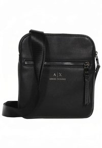 Juodos odos rankinė per petį su užtrauktuko kišene, lygiu paviršiumi ir reguliuojamu dirželiu. Turi įspaustą logotipą ir elegantišką stačiakampę formą.