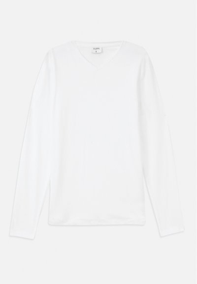 Tricou alb cu mânecă lungă și decolteu în V, realizat dintr-un material moale, cu o croială lejeră și slituri laterale pentru un confort sporit în mișcare.