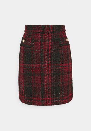 Rood-zwarte geruite rok met hoge taille, textuurstof en twee voorzakken, elk met een gouden knoopdetail.
