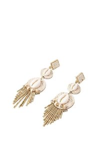 Pendientes largos con acentos en tono dorado trenzado, conchas marinas y elementos de flecos. Diseño texturizado con una apariencia natural y en capas.