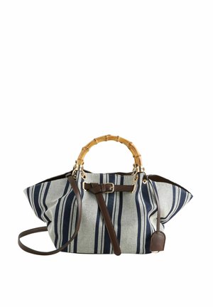 Stribet lærredstaske med bambushåndtag, brune læderdetaljer og justerbar skulderrem. Har lukning med spænde og brede åbninger.