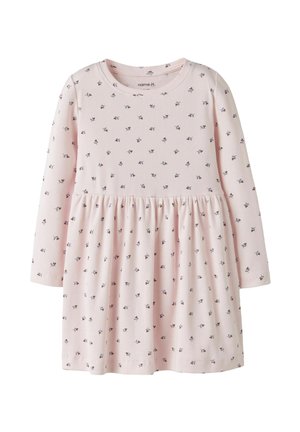 Robe rose clair à manches longues pour tout-petit avec une taille froncée et un petit imprimé floral dispersé avec des accents bleus et foncés.