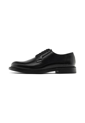 Schwarzer Herrenschuh im Oxford-Stil aus Leder mit geschlossener Schnürung, abgerundetem Zehenbereich und niedrigem gestapeltem Absatz auf weißem Hintergrund.
