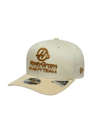 Beige Baseballkappe mit braunen MoneyGram- und Haas F1 Team-Logos auf der Vorderseite sowie dem New Era-Logo an der Seite gestickt.