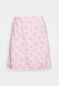 Roze bloemenrok met kleine gele en grijze bloempatronen, een rechte snit en een zijsplit. Gemaakt van een lichte stof.