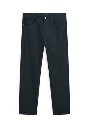 Pantaloni di cotone blu scuro con taglio dritto, design a cinque tasche, chiusura con bottone e dettagli di cucitura sottili. Texture liscia in tutto il pantalone.