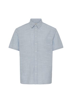 Camisa de manga corta azul claro con botones, cuello estándar y tela texturizada, mostrada sobre un fondo blanco liso.