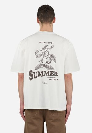 Camiseta blanca de algodón con un diseño impreso en la parte posterior que incluye el texto "VERANO INFINITO LLENO DE AVENTURAS" y ilustraciones botánicas.