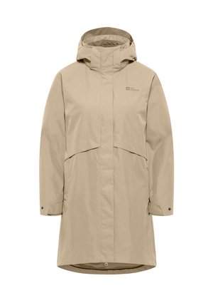 Veste imperméable beige avec un col montant, capuche ajustable, manches longues et coupe droite. Comprend des poches à rabat à l'avant et des détails de logo.