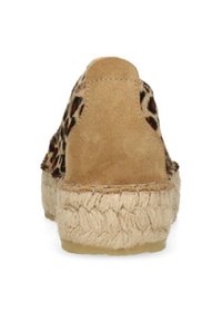 Espadrille en daim imprimé léopard avec une semelle compensée enveloppée de jute beige, présentant une finition texturée et un arrière arrondi.