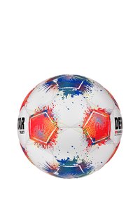Pallone da calcio bianco con motivi di spruzzi colorati in rosso, blu e giallo. Presenta pannelli esagonali e pentagonali con branding.