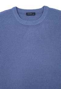 Hellblau gestrickter Pullover aus strukturiertem Stoff mit rundem Halsausschnitt. Das Etikett zeigt "CALLIOPE", Größe "L". Verfügt über ein Waffelstrickmuster.