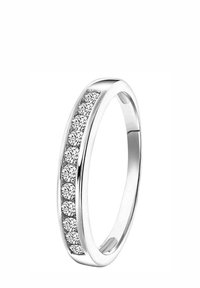 Weißer Metallring mit einem glatten, abgerundeten Ringband und einer Reihe abwechselnd runder, klarer Edelsteine, die in einem polierten Kanal eingesetzt sind.