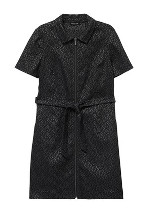 Schwarzes Kurzarmkleid mit Reißverschluss vorn, Kragen, strukturiertem Rautenmuster und einem gebundenen Gürtel in der Taille.