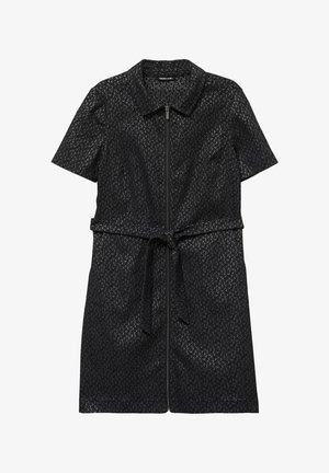 Czarna sukienka z krótkimi rękawami, z zamkiem z przodu, kołnierzykiem, teksturowanym wzorem w diamenty oraz związanym paskiem w talii.