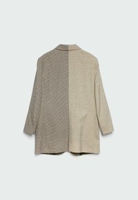 Unisex blazer met een gesplitst ontwerp: linkerhelft in bruin houndstooth patroon, rechterhelft in beige plaid patroon, lange mouwen, gespreide kraag.