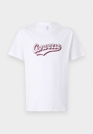 Balts kokvilnas T-krekls ar bordo "Converse" logotipu izliekta šriftā, īsām piedurknēm un klasisku apaļu kakla izgriezumu.