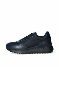 Sneaker blu navy con tomaia in pelle e pannelli in rete, lacci tonali, suola testurizzata e suola esterna in gomma nera a contrasto.