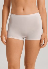 Boxer briefs di colore rosa chiaro a vita media, realizzati in un tessuto morbido ed elastico. Presentano un cinturino elastico morbido e un design senza cuciture.