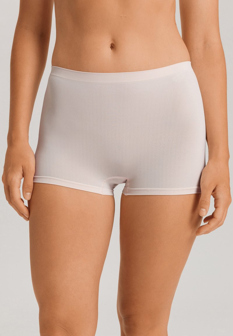 Boxer briefs di colore rosa chiaro a vita media, realizzati in un tessuto morbido ed elastico. Presentano un cinturino elastico morbido e un design senza cuciture.