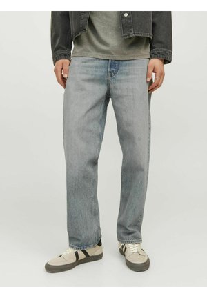 Jean en denim bleu clair avec une coupe décontractée, présentant un léger délavage, un design à cinq poches et une coupe droite. Assortie à des baskets neutres.