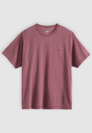 Tricou cu mânecă scurtă și guler rotund, din bumbac burgund profund, cu un logo subtil pe piept. Textură netedă și croială lejeră.