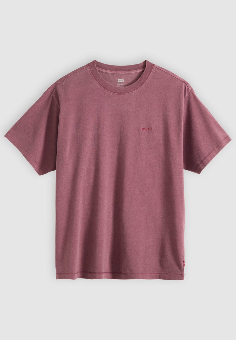 T-shirt à manches courtes et col rond en coton bordeaux profond avec un logo discret sur la poitrine. Texture lisse et coupe décontractée.