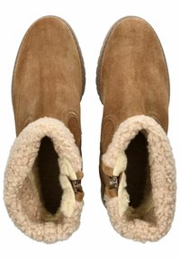 Botas de ante marrón hasta el tobillo con forro de borreguillo, detalle de cremallera en el lateral y suela de goma texturizada. Diseño de parte superior abierta para facilitar su uso.